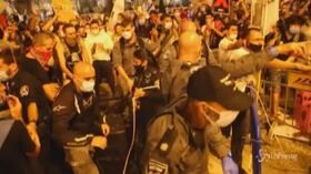 Israele: centinaia in piazza contro Netanyahu, tensioni con la polizia
