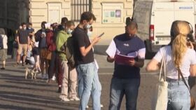 Coronavirus: picco contagi in Francia, code nei nuovi centri per tamponi