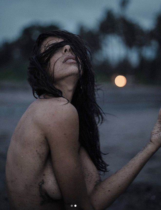 sexy-instagram, Giulia Calcaterra lancia i suo allenamento estremo. In spaccata e topless