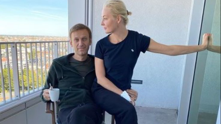 Navalny alla moglie Yulia: "Mi ha salvato, l'amore guarisce"