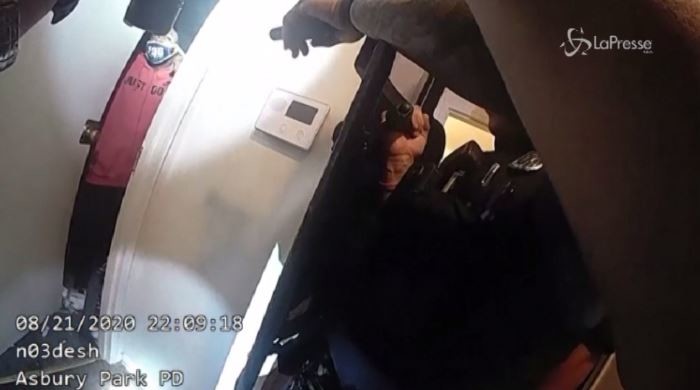 Usa, afroamericano ucciso dalla polizia: le risate con gli agenti, le urla e poi gli spari