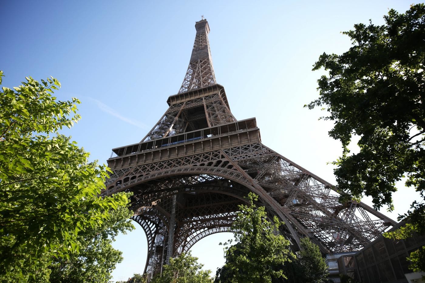 Francia, riaperta la Tour Eiffel: rientrato l’allarme bomba