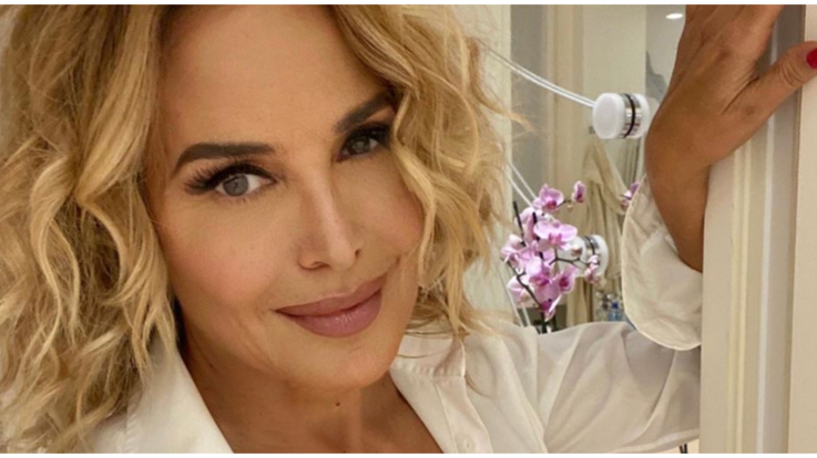 Barbara d'Urso tra le grandi donne italiane nella galleria d'arte di Francesco Vezzoli