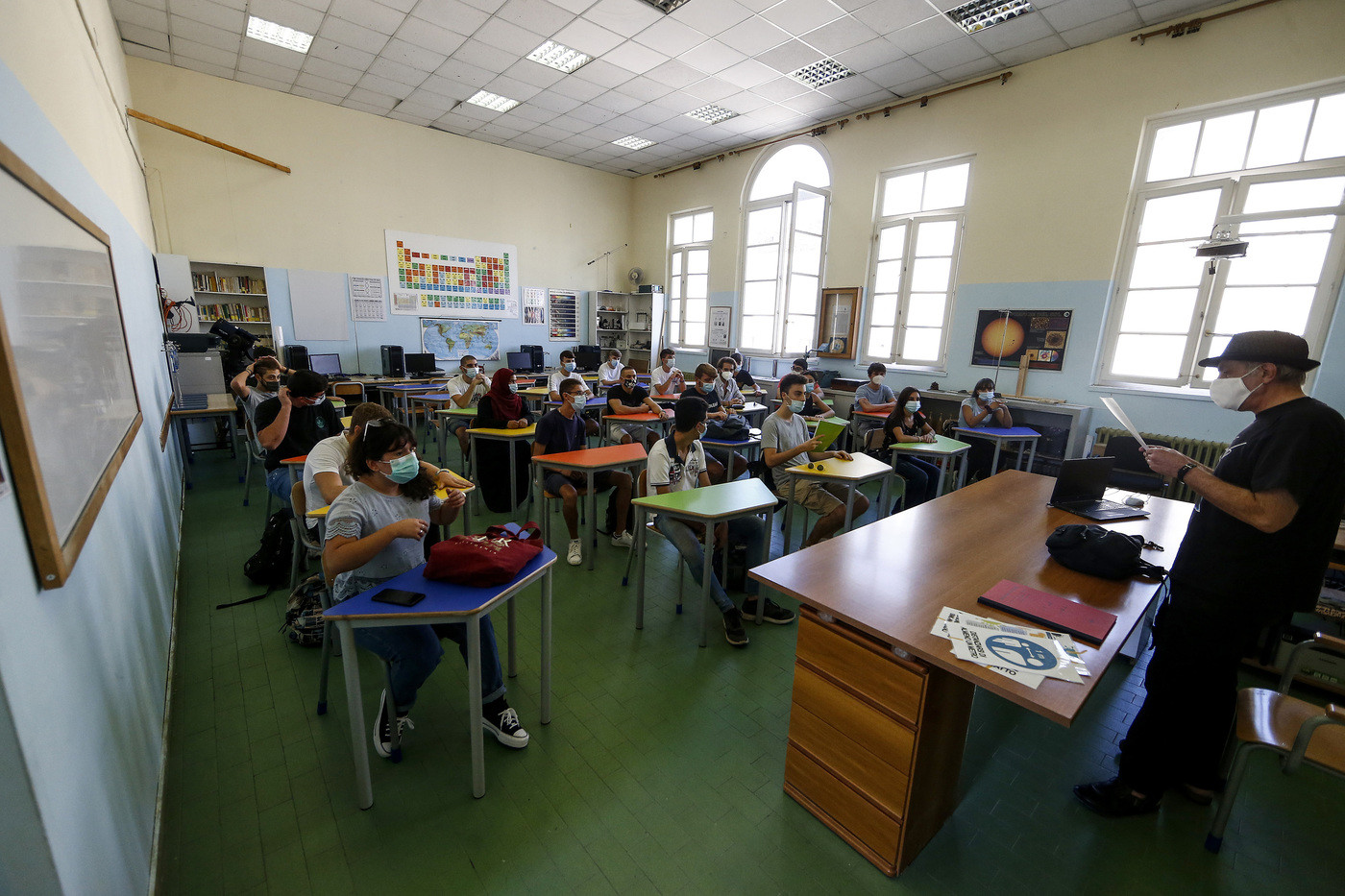 Primo giorno di scuola in 5 regioni, Azzolina: distribuite 135 milioni di mascherine
