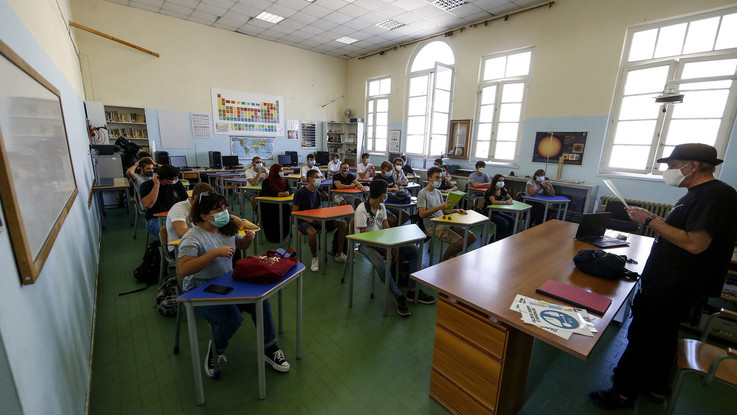 Primo giorno di scuola in 5 Regioni, Azzolina: "distribuite 135 milioni di mascherine"