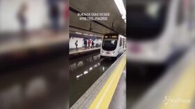 Inondazioni a Madrid, la metropolitana finisce sott’acqua