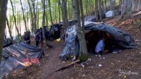Bosnia, oltre duemila migranti accampati al confine con la Croazia