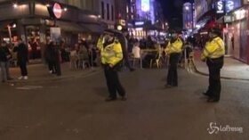 Covid-19, a Londra i pub chiudono presto: la polizia controlla