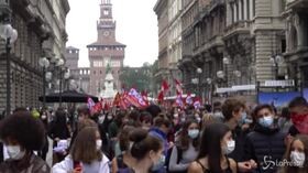 Milano, gli studenti inscenano i funerali della scuola pubblica: “L’istruzione diventi priorità del governo”