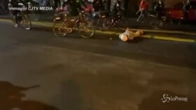 Usa, agente in bicicletta sulla testa di un manifestante a Seattle: le immagini shock