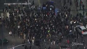 Usa, auto contro manifestanti a Los Angeles: la folla circonda la macchina e la colpisce