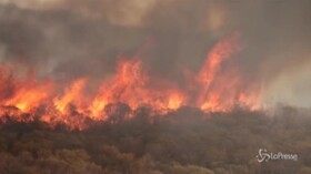 Argentina: abitanti e vigili del fuoco insieme contro la furia degli incendi