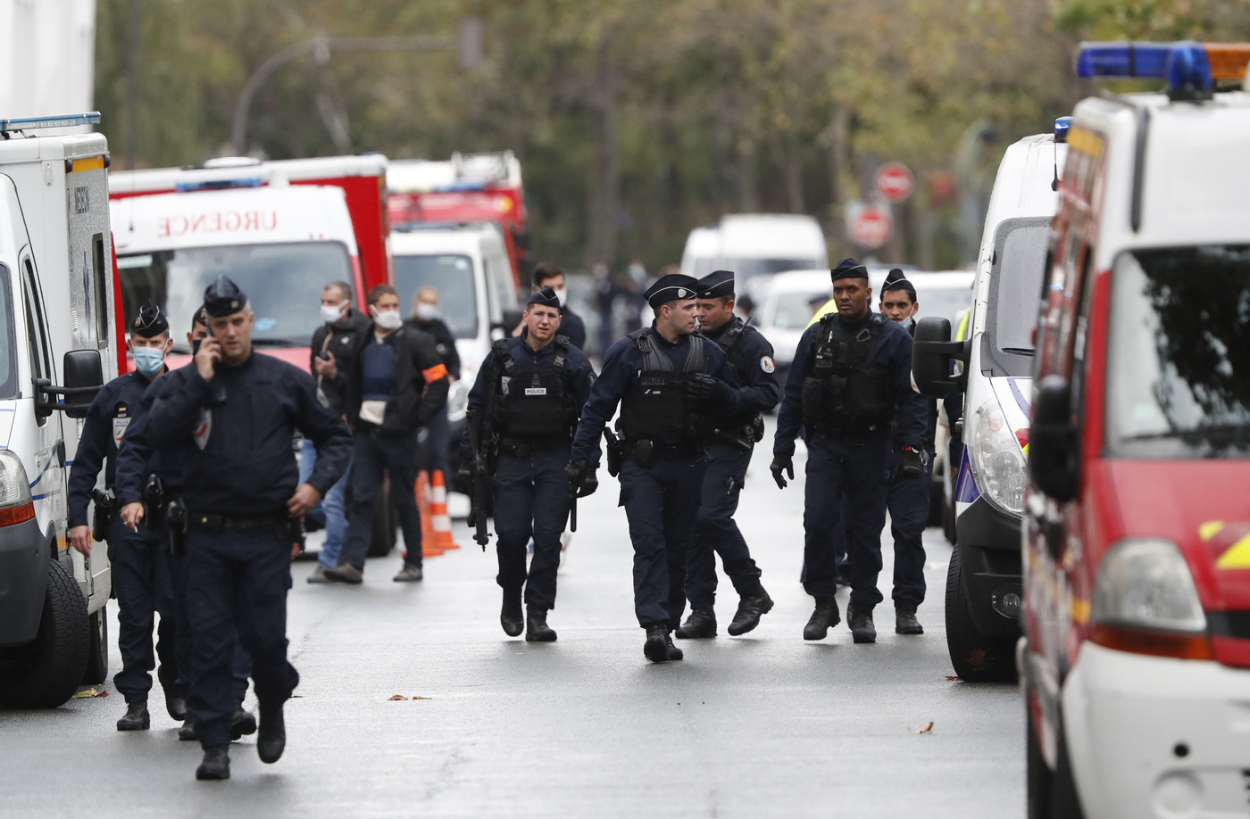 Parigi, attacco a colpi di machete vicino alla vecchia sede di Charlie Hebdo. Fermati i due aggressori