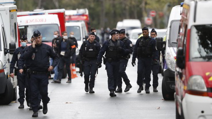 Parigi, attacco a colpi di machete vicino alla vecchia sede di Charlie Hebdo. Fermati i due aggressori