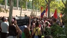 Madrid, proteste nella zona in lockdown: manifestanti chiedono miglior servizio sanitario