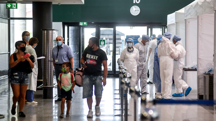Contagi in lieve calo in Italia ma con 20 mila tamponi in meno