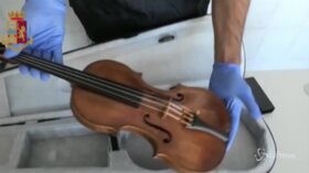 Polizia entra in abitazione cercando droga e trova violino del Seicento rubato