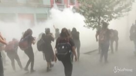 Messico, violenti scontri tra polizia e femministe nella Capitale