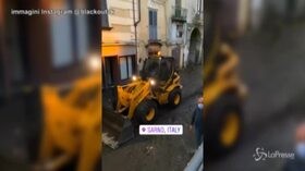 Maltempo a Sarno: auto bloccate in strada dal fango che invade le strade