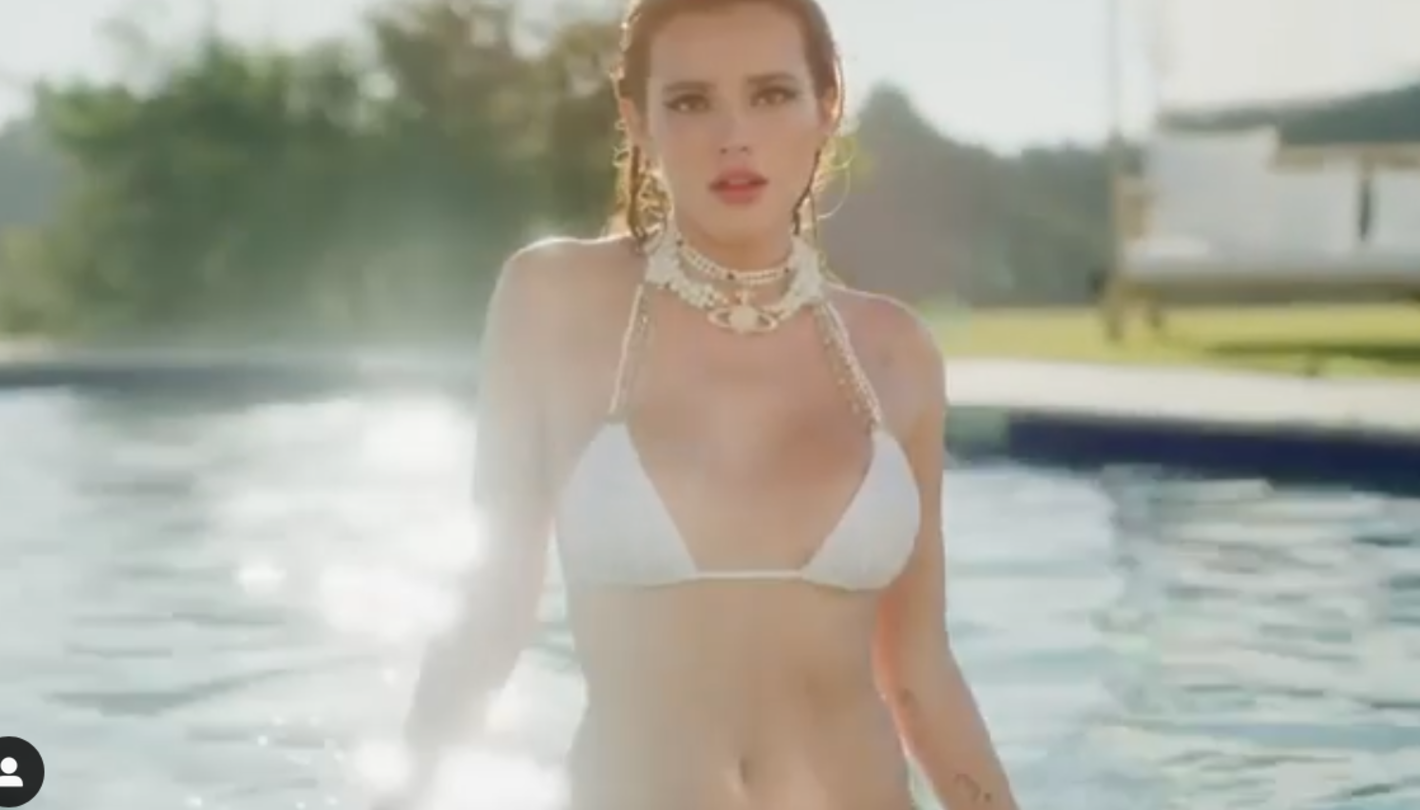 Bella Thorne sexy in piscina fa il boom di followers sulle note di “Stupid f***ing bitch” – VIDEO INSTAGRAM