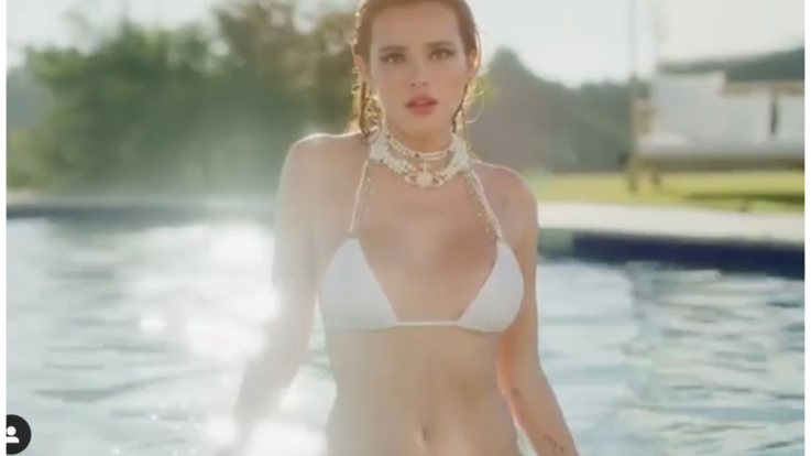 Bella Thorne sexy in piscina fa il boom di followers sulle note di “Stupid f***ing bitch” - VIDEO INSTAGRAM