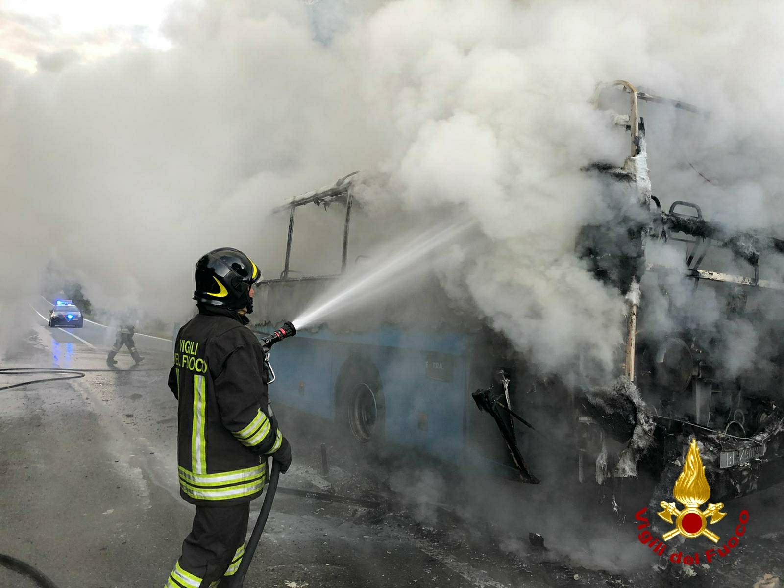 Bus carico di studenti prende fuoco alle porte di Ivrea