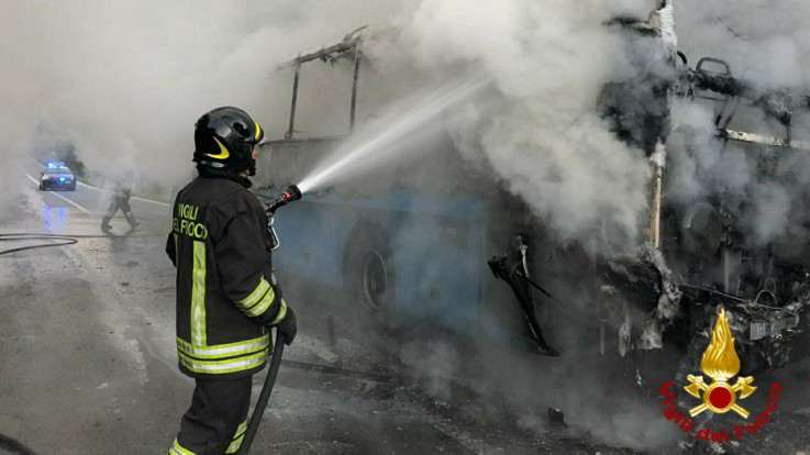 Bus carico di studenti prende fuoco alle porte di Ivrea: nessun ferito