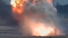 Continuano gli scontri tra Armenia e Azerbaigian: esplosioni e fiamme