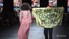 Parigi, sfilata Dior: si infiltra in passerella una manifestante di Extinction rebellion