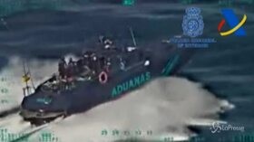 Spagna, sequestrate 35 tonnellate di hashish in mare: erano su yacht di lusso