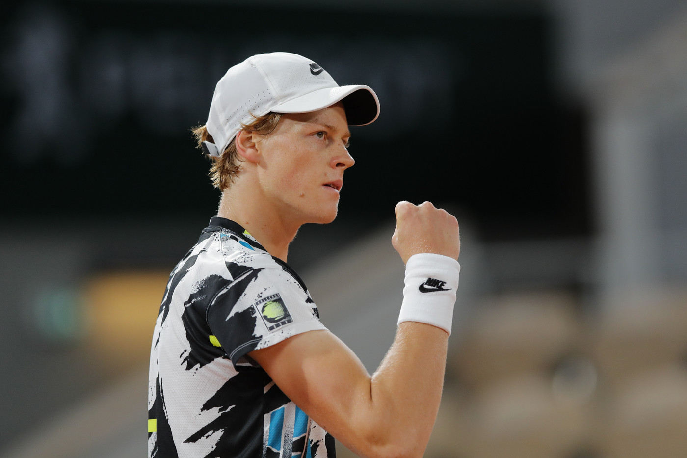 È grand’Italia al Roland Garros: avanti Sinner, Cecchinato, Travaglia e Sonego
