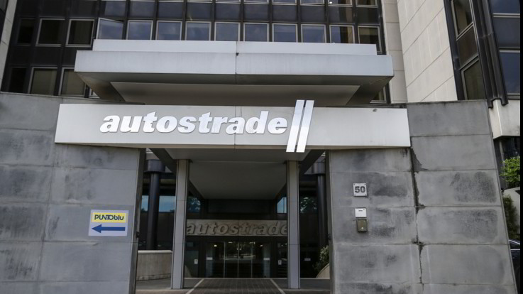 Autostrade, governo: Novità entro 10 gg o revoca. Atlantia: Sarebbe disastro