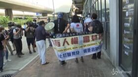 Hong Kong, protesta pro-democrazia fuori dagli uffici governativi