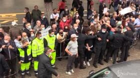 Conte in visita a scuola nel casertano, insegnanti precari lo contestano: “Vergogna”