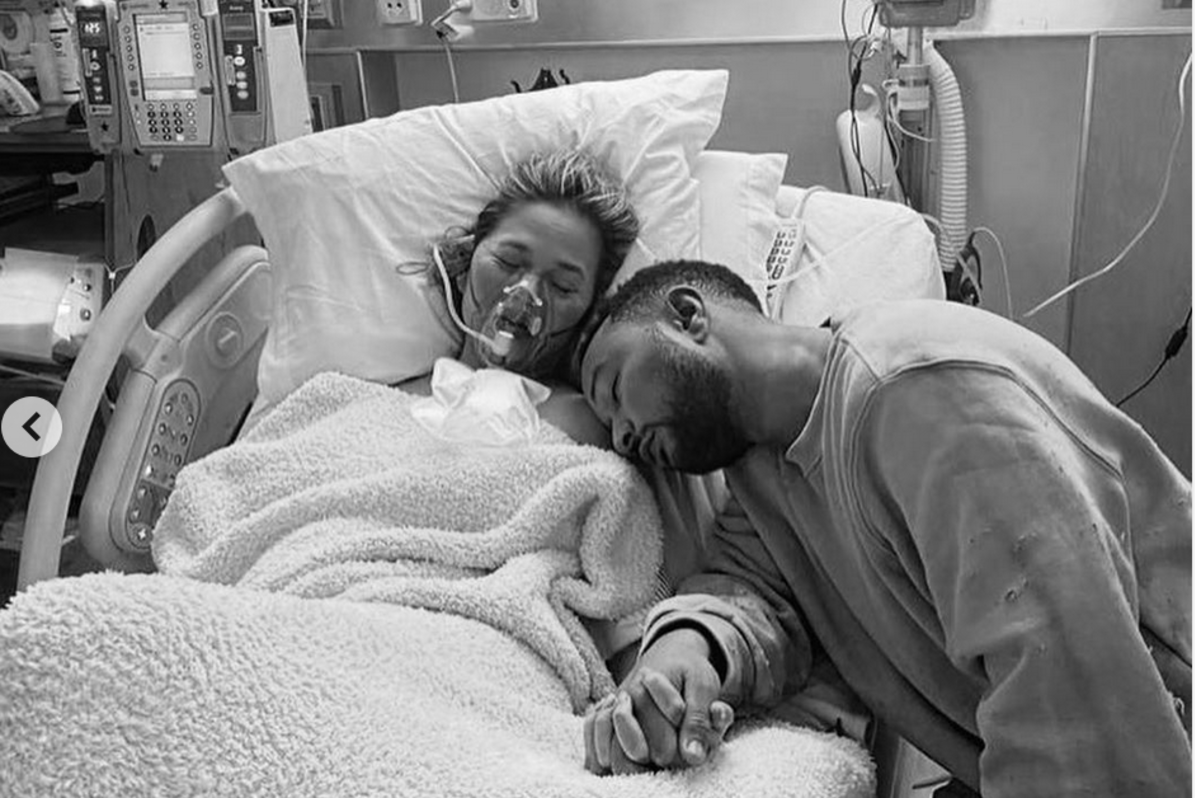 John Legend e Chrissy Teigen perdono il terzo figlio: “Un dolore mai provato”