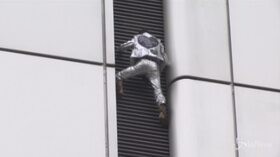 Francoforte, lo ‘Spiderman francese’ multato e indagato dopo la scalata senza protezioni