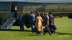 Trump e Hope Hicks salgono sull’elicottero Marine One senza mascherine