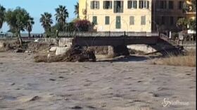 Alluvione a Ventimiglia: si spala via il fango