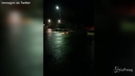 Maltempo, nel verbano macchine sommerse dall’acqua. E a Pallanza scompare la scritta del lungolago