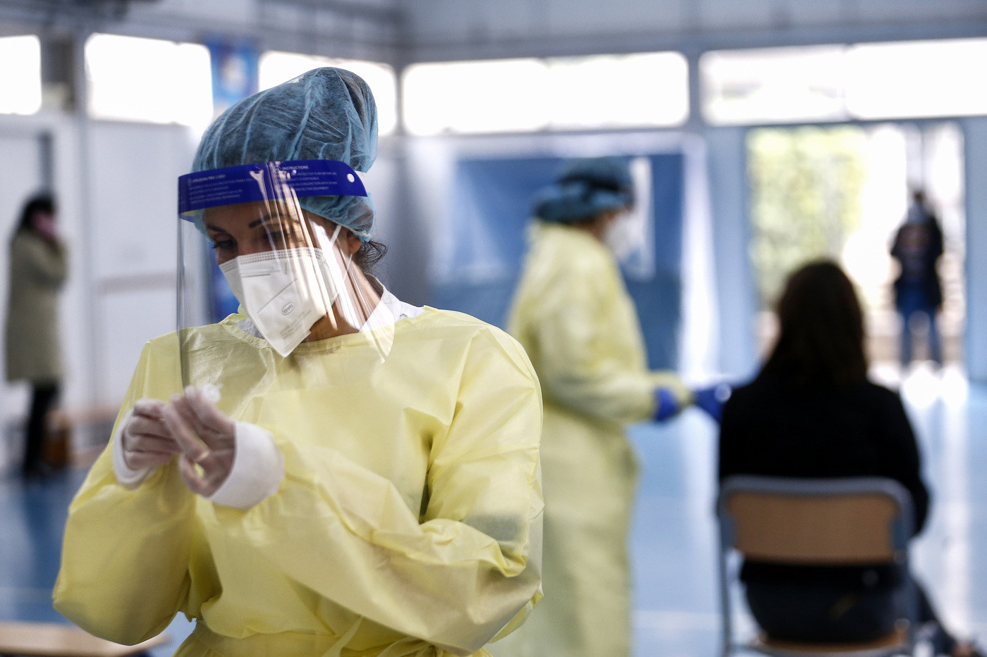 Il bollettino, calano i casi con meno tamponi