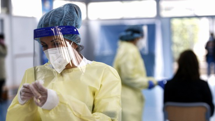 Il bollettino, calano i casi con meno tamponi