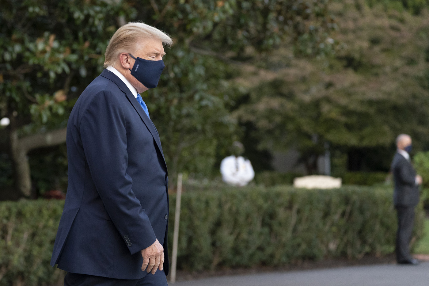 I medici: “Trump sta bene, potrebbe essere dimesso domani”