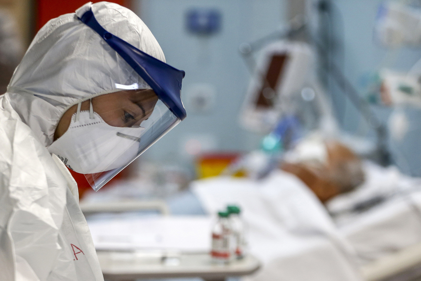 Coronavirus, casi in calo ma giù anche i tamponi
