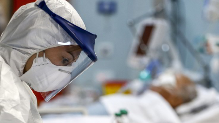Coronavirus, casi in calo ma giù anche i tamponi. Oggi il Dpcm, probabile mascherina all'aperto