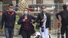 Covid: mascherine all’aperto e meno poteri regionali