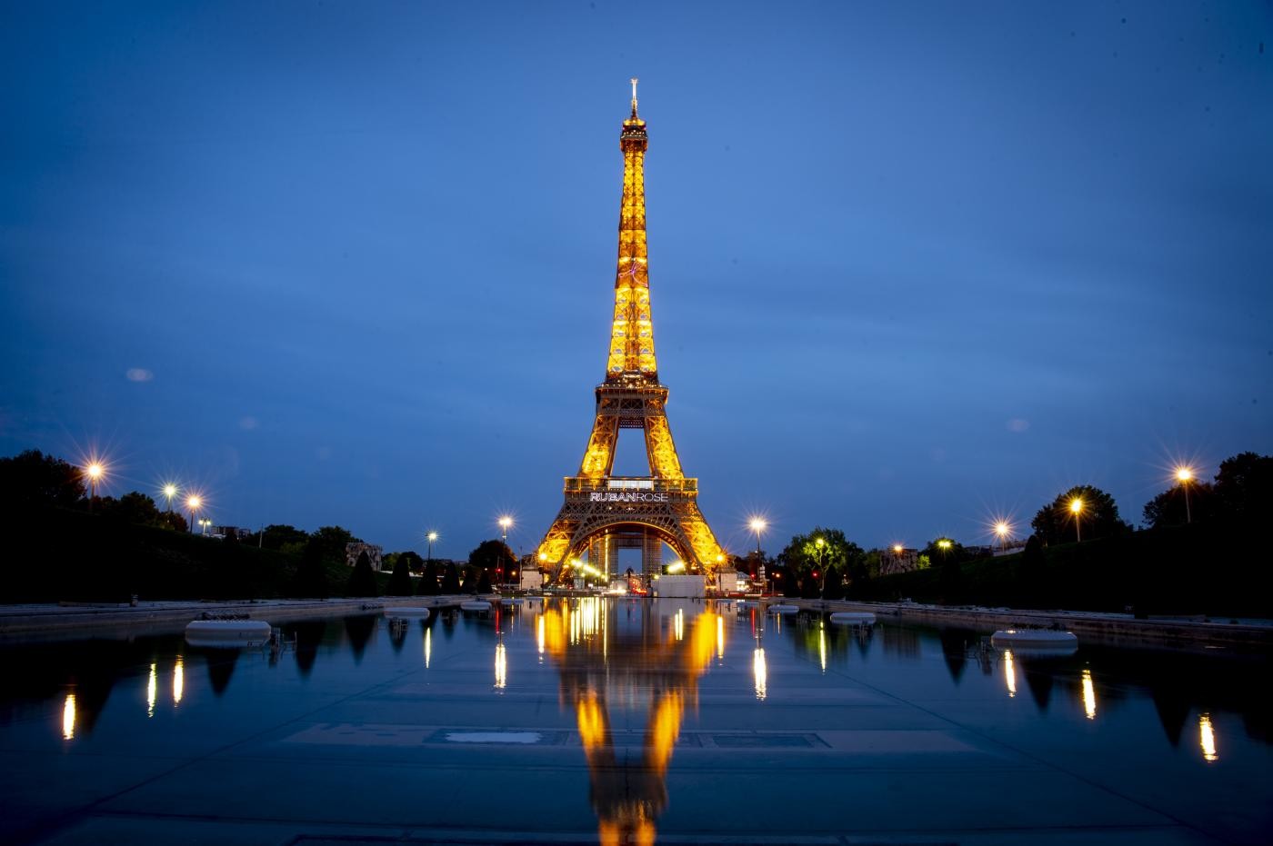 Parigi vara nuove misure restrittive per 15 giorni