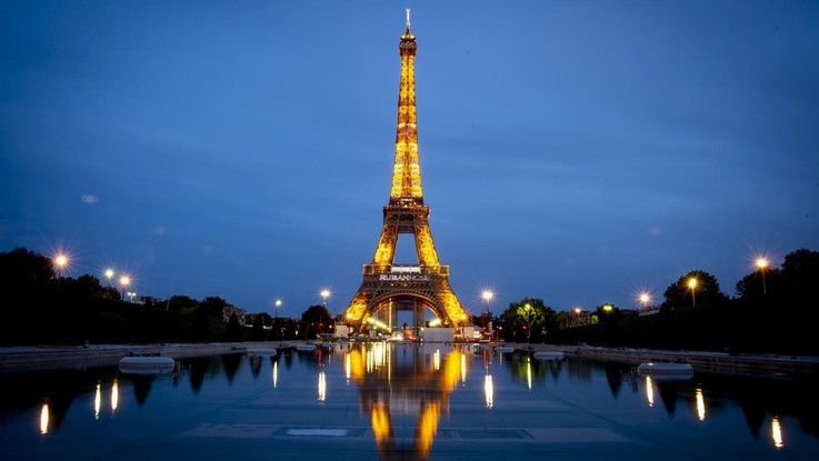 Parigi vara nuove misure restrittive per 15 giorni: bar chiusi