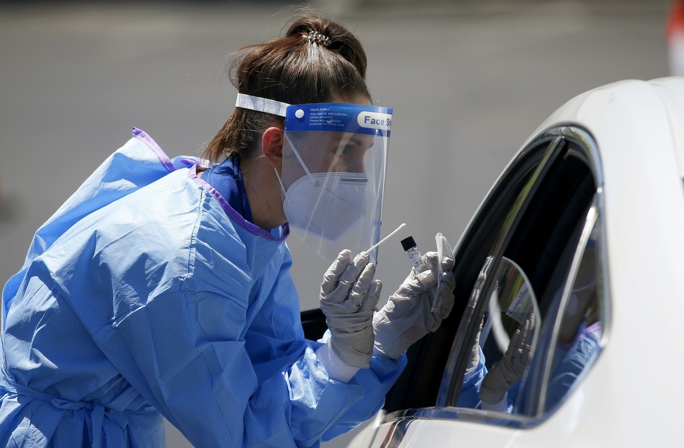 Lieve calo dei casi: sono 2.257 ma con 32mila tamponi in meno