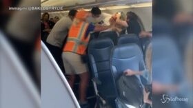 Usa, rifiuta di indossare la mascherina: cacciato dall’aereo