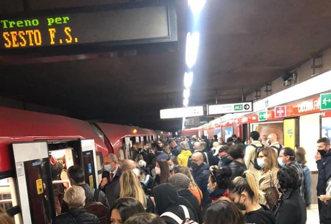 Milano, il consigliere De Chirico (Fi): Nessun distanziamento in metro